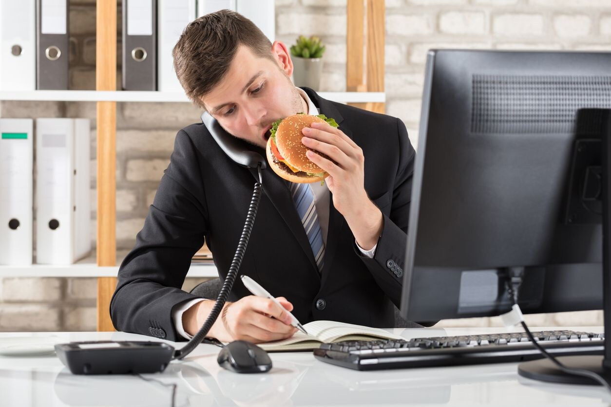 Gesunde Ernährung im Büro – fit bleiben trotz Schreibtischjob